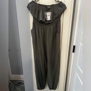 NWT strapless AE jumpsuit. Perfect for spring. Size M.